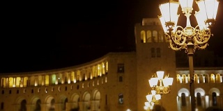 在亚美尼亚首都埃里温，人们晚上在外交部附近散步