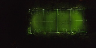 夜景，业余足球运动员在城市里踢足球。夹。足球，足球场，夜间天线