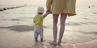 妈妈和孩子站在海滩上