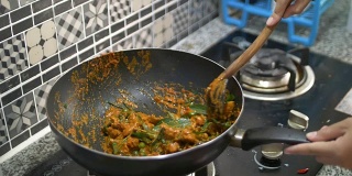在厨房里做泰国辣菜