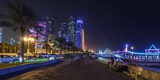 多哈的天际线与星空从滨海大道，卡塔尔