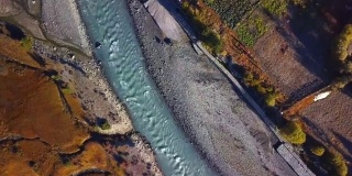 无人机俯瞰喜马拉雅山脉的河流，俯瞰尼泊尔