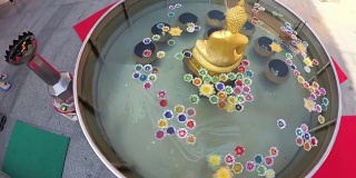 佛寺内漂浮的莲花形彩灯。泰国
