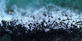 海浪撞击岩石的鸟瞰图