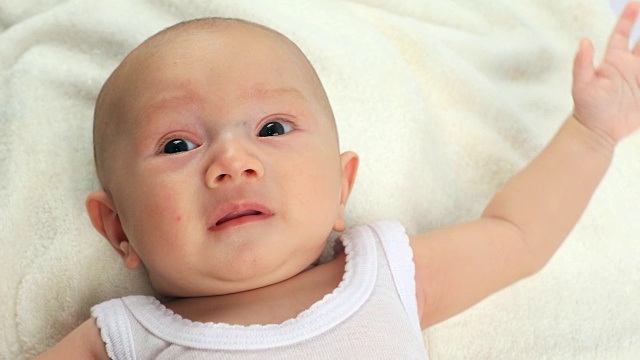 2个月大的欧亚裔新生男婴哭闹