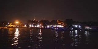 曼谷湄南河上的佛祖寺夜景