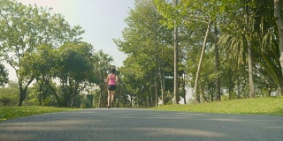 早上在公园里跑步的亚洲女人