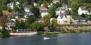 乘船游览莱茵河和内卡河，观赏海德堡市的河滨
