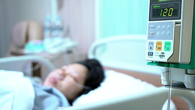 关闭住院病人的生理盐水静脉滴注和输液泵。