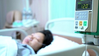 关闭住院病人的生理盐水静脉滴注和输液泵。视频素材模板下载
