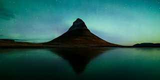 冰岛Kirkjufell山上空北极光的时间流逝