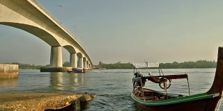 交通:Siri Lanta桥和长尾船