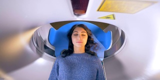 医院急诊MRI影像扫描。妇女躺在磁共振成像设备在医疗检查期间。4 k。