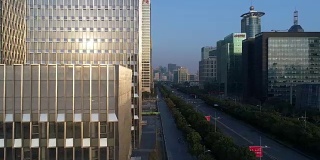 上海摩天大楼和城市道路的实时鸟瞰图