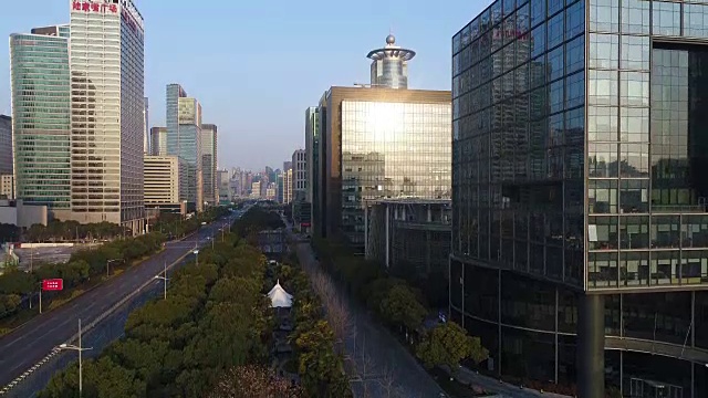 上海摩天大楼和城市道路的实时鸟瞰图