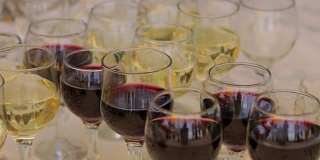 玻璃杯里的红和白葡萄酒