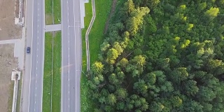 鸟瞰图在乡村公路通过附近的常绿北部森林。夹。森林附近高速公路的俯视图