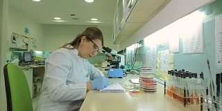 微生物实验室中年女博士