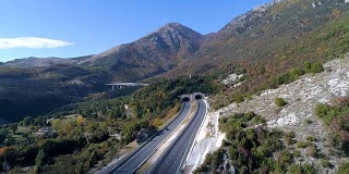 位于意大利亚平宁山脉一侧的长长的公路桥