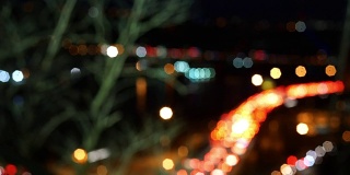 在一个立交桥上，夜间交通堵塞的散焦亮度散焦时间