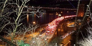 电影般的时间推移，在城市附近的一个立交桥上的交通堵塞在晚上