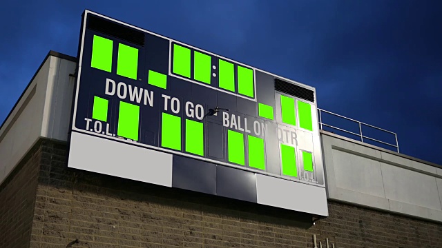通用的绿色屏幕记分牌为高中或大学足球队-三脚架射击