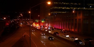 夜间，在城市出入口车道上，车辆试图绕过高速公路相撞事故
