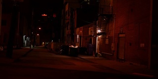 镜头移到市中心夜晚令人毛骨悚然的小巷
