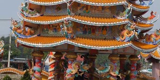 2018年1月17日，泰国芭堤雅:中国寺庙昂力在芭堤雅。中国风格的美丽原始寺庙。东方的龙装饰和各种古代生活的绘画