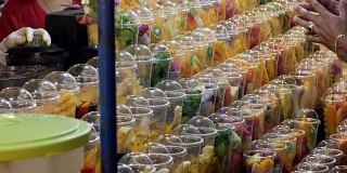 在宗田海滩的夜市，用塑料杯装水果的橱窗。泰国芭堤雅