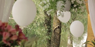 白色的气球和一束花