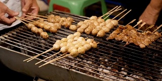 宗田夜市的国家亚洲街头小吃。烧烤用的棍子。泰国芭堤雅