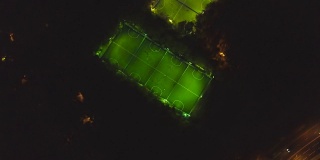 足球球场的夜间天线。夹。鸟瞰足球场。晚上足球场的俯视图