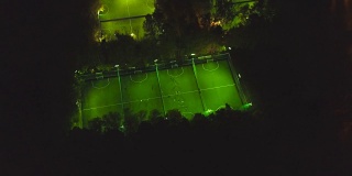足球球场的夜间天线。夹。长时间暴露鸟瞰绿色足球场。晚上足球场的俯视图