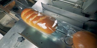 上面的白面包面包覆盖着透明的薄膜移动。