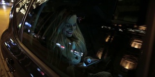 年轻女子在车里用手机