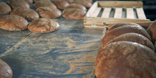 大而圆的鳐鱼面包被装进一个木托盘里。