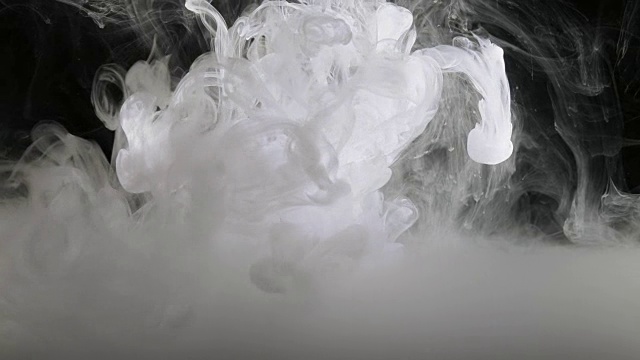 概念艺术:水中的白色油漆，慢动作中的烟雾