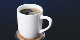 白咖啡杯与新鲜煮咖啡镜头光晕