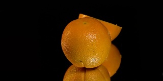 一个切好的橙子放在展示桌上