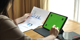 女人用绿色屏幕的笔记本电脑谈论商业项目