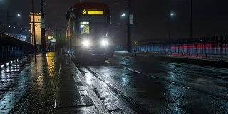 黑暗的华沙雨夜的时间流逝