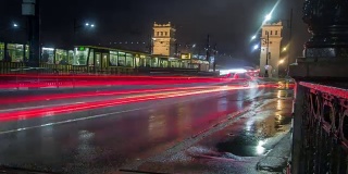 夜晚，华沙繁忙潮湿的街道上，以国家体育场为背景