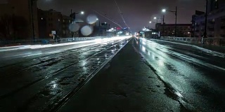 华沙市中心波尼托斯基桥上的夜雨