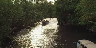 日出时分，两辆水上观光出租车在运河的狭窄路段差点相撞。