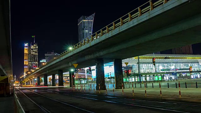 缓慢放大华沙市中心的夜晚时光流逝