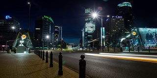 华沙市中心联合国环岛的夜晚时光流逝。地铁入口。
