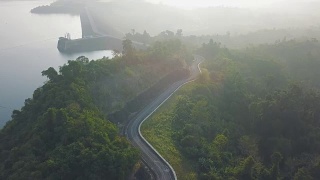 鸟瞰图的水电站Cheow Lan湖或Rajjaprabha大坝水库在苏拉特他尼省视频素材模板下载