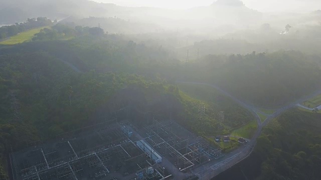 鸟瞰图的水电站Cheow Lan湖或Rajjaprabha大坝水库在苏拉特他尼省