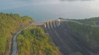 鸟瞰图的水电站Cheow Lan湖或Rajjaprabha大坝水库在苏拉特他尼省视频素材模板下载